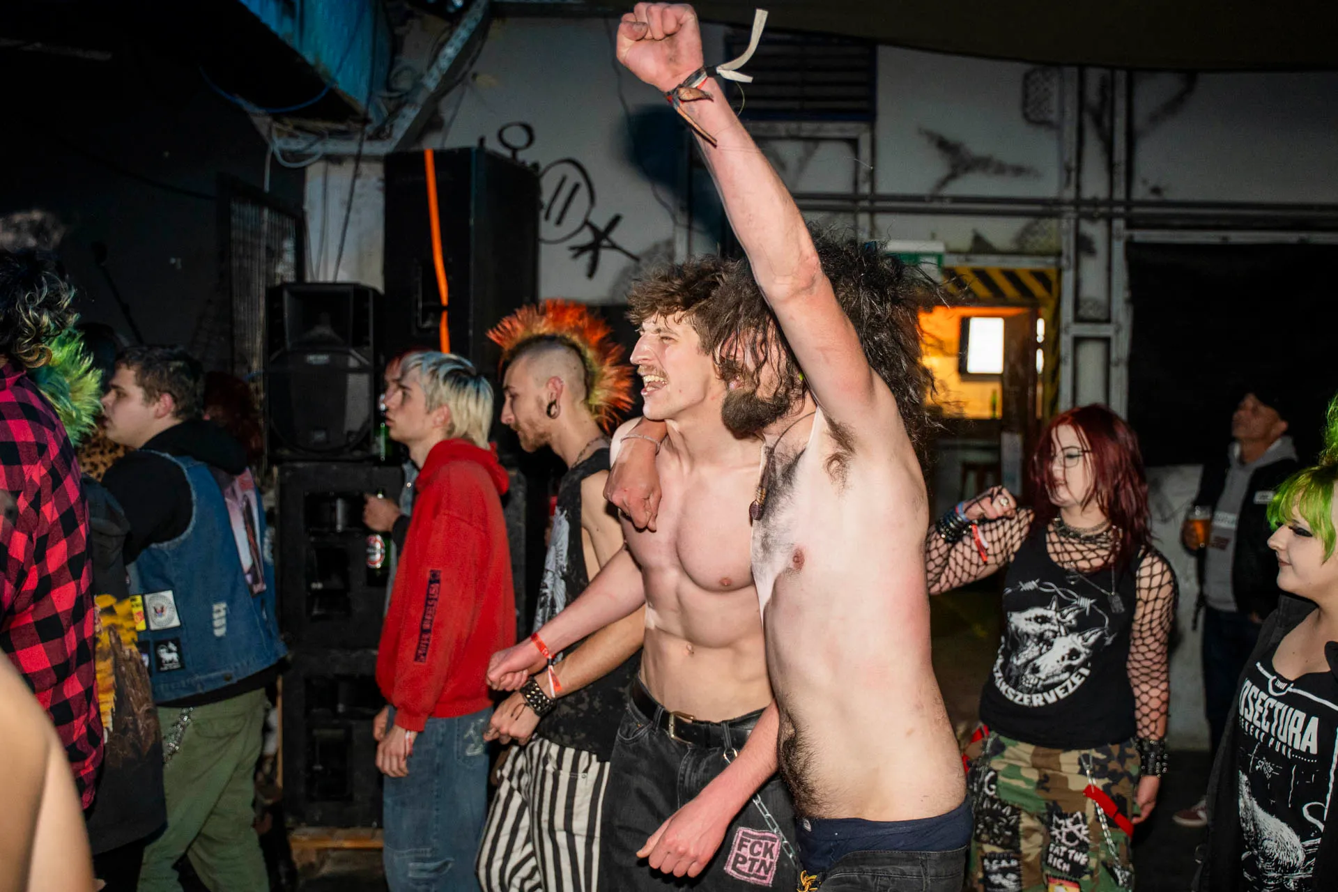 Végállomás, punkkoncert — 16